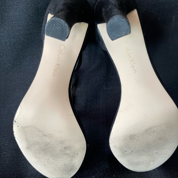 Calvin Klein Black with Gold Link Chain detail suede shoe size 8 - Picture 4 of 4